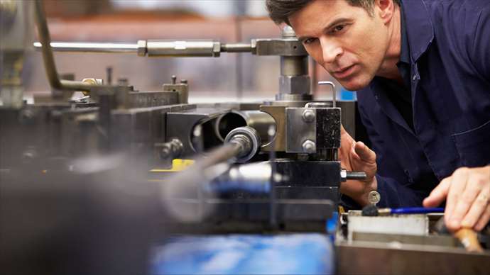 Gut eingerichtete feinmechanische Werkstatt