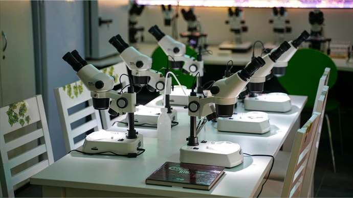 Herstellungs- und Wartungsunternehmen für Labormaschinen zu verkaufen